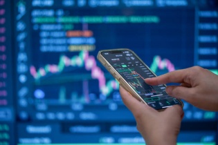 Chứng khoán phiên 10/2: Cổ phiếu nhà Vingroup gánh chỉ số, VN-Index chỉ giảm nhẹ 0,05%