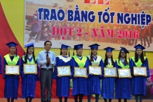 Trường CĐ Kinh tế - Kế hoạch Đà Nẵng trao bằng tốt nghiệp đợt 2