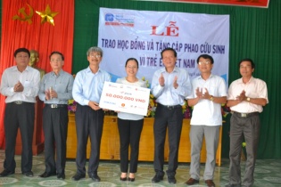Báo Đầu tư trao học bổng trên quê hương Đại tướng Võ Nguyên Giáp
