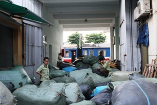 Bắt giữ hàng trăm kiện hàng nghi nhập lậu trên tàu SE19 từ Hà Nội vào Đà Nẵng