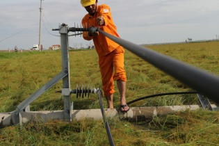 Khẩn trương khôi phục điện lưới Miền Trung sau "siêu bão"