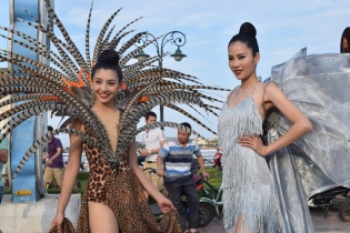 Carnaval Đồng Hới thu hút hàng ngàn người tham gia