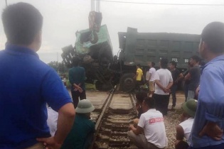 Nghệ An: Xe tải chết máy bị tàu hỏa tông gây tai nạn đường sắt