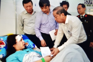  Chủ tịch UBND tỉnh Thừa Thiên Huế hỗ trợ các nạn nhân vụ ô tô lật xe trên đèo Hải Vân