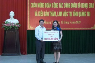 Đoàn Bộ Ngoại giao và kiều bào thăm, tặng quà hỗ trợ Quảng Trị