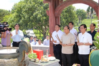 Thủ tướng Nguyễn Xuân Phúc dâng hương tưởng niệm các anh hùng liệt sĩ, thăm các gia đình chính sách tại Quảng Trị