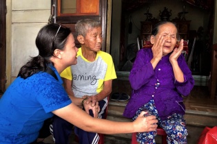 Tập đoàn Novaland tặng quà, thăm hỏi người dân vùng lũ