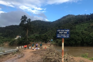 Bộ Giao thông Vận tải hỗ trợ Kon Tum dầm sắt thông tuyến giao thông bị chia cắt do bão lũ