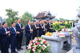 Đoàn đại biểu 3 tỉnh Bắc Trung Bộ dâng hương tưởng niệm Chủ tịch Hồ Chí Minh