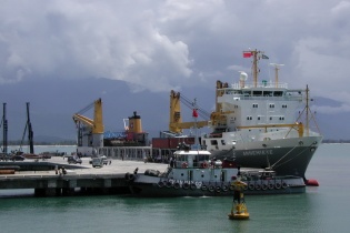 Nhiều hỗ trợ cho hoạt động xuất nhập cảnh hàng hóa tại cảng Chân Mây