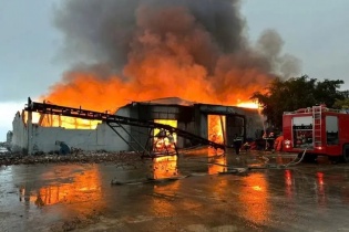 Cháy xưởng sản xuất bột cá tại Quảng Bình, thiệt hại ước tính ban đầu hơn 100 tỷ đồng
