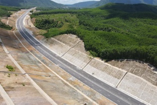 Thông xe toàn tuyến cao tốc Vũng Áng - Bùng