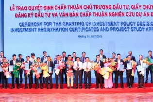 Quảng Trị trao quyết định chủ trương đầu tư, giấy chứng nhận đầu tư nhiều dự án lớn
