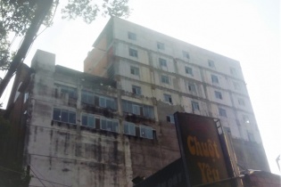 Cắt điện nước, đình chỉ hoạt động kinh doanh cao ốc cấp phép 7 tầng xây hơn 10 tầng