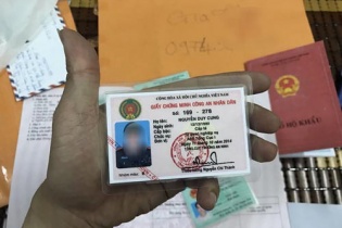 Mở cửa hàng để... làm giả giấy tờ công an 