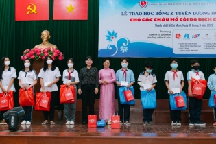 TP.HCM: Trao học bổng cho trẻ em mồ côi do dịch Covid-19
