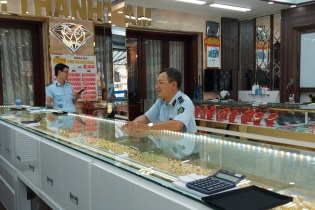 TP.HCM phát hiện nhiều doanh nghiệp bán trang sức bằng vàng, bạc giả nhãn hiệu, không nguồn gốc