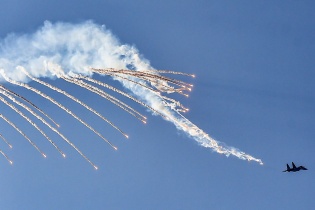 Clip máy bay Su-30MK2 thả bẫy nhiệt trên bầu trời TP.HCM chào mừng đại lễ