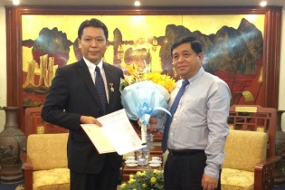 Trao kỷ niệm chương cho Tham tán ĐSQ Nhật Bản tại Việt Nam