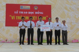Học bổng Vì trẻ em Việt Nam đến với ngôi trường đẹp nhất Hà Nam