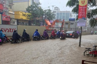 Nhiều tuyến phố Hà Nội ngập úng giữa mùa đông