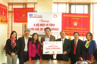 Báo Đầu tư trao Học bổng “Vì trẻ em Việt Nam” tại Bắc Giang