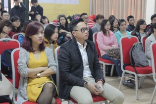 Sinh viên Ngoại thương hào hứng với thương mại điện tử