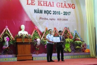 Trao tặng phòng học internet cho trường THPT Dân tộc nội trú Gia Lai