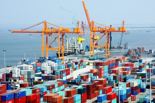 Có thể đấu giá hàng hóa lưu giữ ở cảng biển để trừ nợ