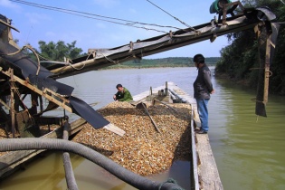 Đẩy mạnh đợt cao điểm đấu tranh chống khai thác cát, sỏi trái phép