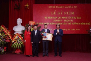 Tạp chí Kinh tế và Dự báo kỷ niệm 50 năm ra số đầu tiên và đón nhận Bằng khen của Thủ tướng