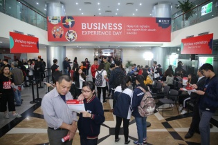 Gần 1.000 học sinh tham gia trải nghiệm các ngành kinh doanh tại Đại học RMIT