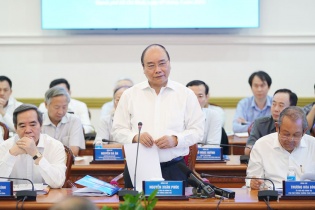 Thủ tướng chủ trì họp Tiểu ban Kinh tế - Xã hội với TP.HCM và một số địa phương