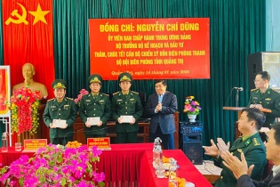 Bộ trưởng Nguyễn Chí Dũng chúc Tết, tặng quà chiến sĩ, công nhân, gia đình chính sách tỉnh Quảng Trị