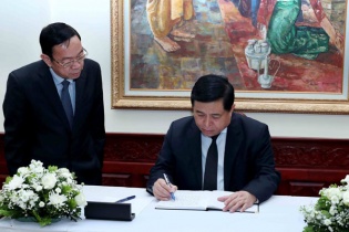 Bộ trưởng Nguyễn Chí Dũng viếng nguyên Thủ tướng Chính phủ Lào