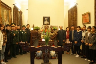 Thầy và trò trường Đại học Nguyễn Trãi viếng thăm Đại tướng Võ Nguyên Giáp