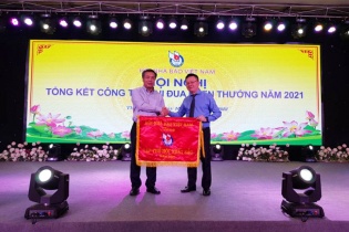Báo Đầu tư nhận cờ thi đua của Hội Nhà báo Việt Nam