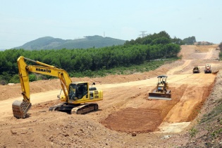 Tập trung gỡ vướng về đất đai, vật liệu cho dự án cao tốc và bất động sản