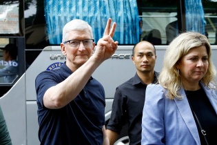 CEO Apple Tim Cook uống cà phê, gặp gỡ các KOLs tại Hà Nội