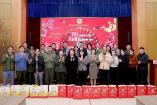 Bộ Kế hoạch và Đầu tư trao quà, thăm hỏi cho các công đoàn viên