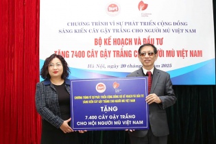 Bộ Kế hoạch và Đầu tư trao tặng 7.400 cây gậy trắng cho Hội Người mù Việt Nam