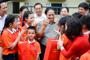 Thủ tướng thăm, tặng quà học sinh khuyết tật nhân dịp Quốc tế Thiếu nhi