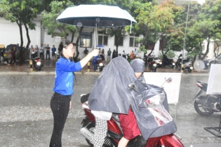 Gần 5.400 thí sinh đội mưa đến thi lớp 10 Trường THPT Chuyên ĐH Sư phạm Hà Nội