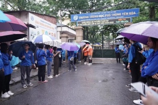 Sĩ tử đội mưa đi thi môn cuối cùng vào lớp 10; Hà Nội chuẩn bị 2.000 bộ quần áo sẵn sàng hỗ trợ