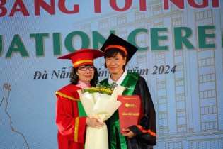 Xúc động người mẹ khoác áo cử nhân, ôm di ảnh thay con trai nhận bằng Đại học