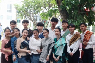 Việt Nam cấp 1.160 suất học bổng cho lưu học sinh Lào năm học 2025
