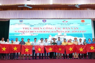 Đội CSGT đường bộ cao tốc số 4 cùng Doanh nghiệp trao quà tại Nghệ An
