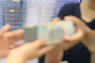 Cổ phiếu bất động sản và xây dựng giảm mạnh, VN-Index đảo chiều cuối phiên