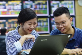 Cổ phiếu ngân hàng bứt phá mạnh, VN-Index vượt 1.300 điểm