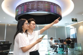 Thanh khoản đầu năm gần 10.000 tỷ đồng, VN-Index nhuộm xanh tím gần 37 điểm